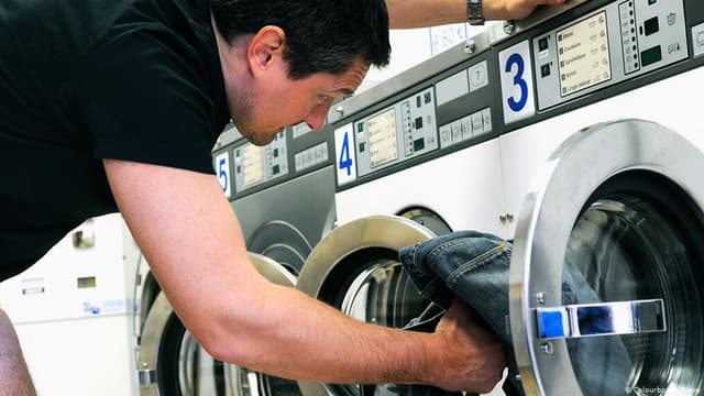 ما هي فوائد غسل الملابس بماء بارد؟