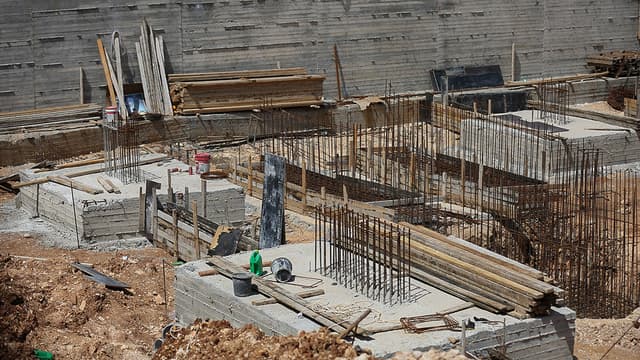 انخفاض أسعار تكاليف البناء خلال آذار 2025
