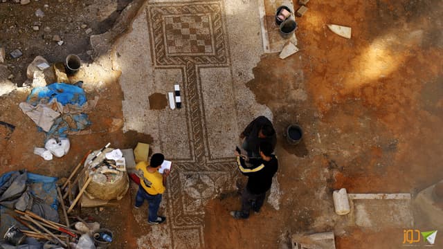 تغطية ساحة الفسيفساء وسط نابلس
