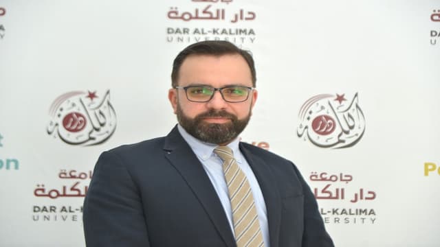إيهاب بسيسو يحصل على ترقية إلى رتبة أستاذ مشارك